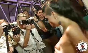 فتاة الشعر الأحمر بهدوء فيلم سكسي اكشن يمارس الجنس في السيارة مع السائق الذي جلب لها حتى فيديو إباحي 